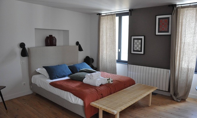 Clermont Ferrand City Centre Apartment | STUDIO between Cathedral and square Michel de L'Hospital.