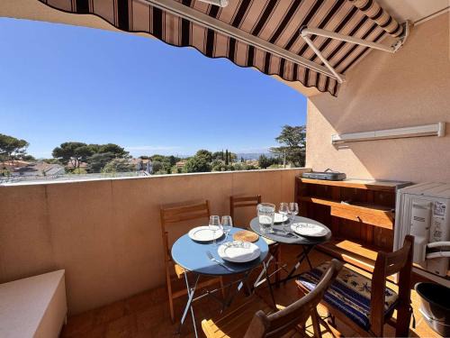 Le Brusc Apartment | Studio cabine au Brusc, proche mer, 4 couchages - FR-1-845-5