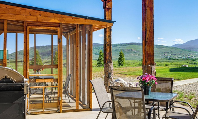 Cora Apartment | Studio Cabin w/Mtn Views by the Green River!