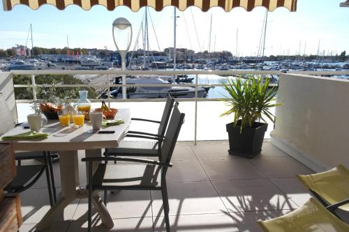 Cap d'Agde Apartment | Studio cabine avec terrasse, vue sur le port, entre plage et port, avec parking