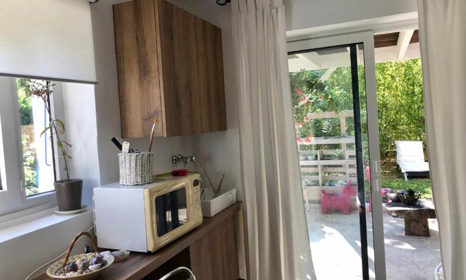 Francheville Le Bas Apartment | Studio calme avec terrasse proche de Lyon