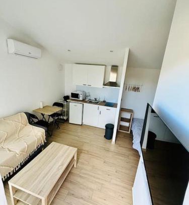 Bourg-Saint-Andeol Apartment | Studio de la Lauze