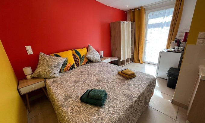 Lambesc Apartment | Studio "Dolce Vita 2" with Shared Pool, Private Terrace and Air Conditioning