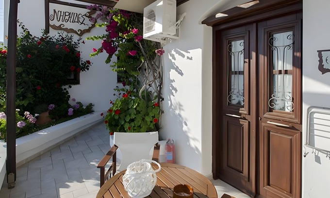 Pachena Apartment | Studio 'Erato' with Private Terrace, Wi-Fi and Air Conditioning