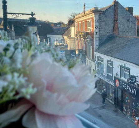 Andover Apartment | Studio Flat with Parking Off High St