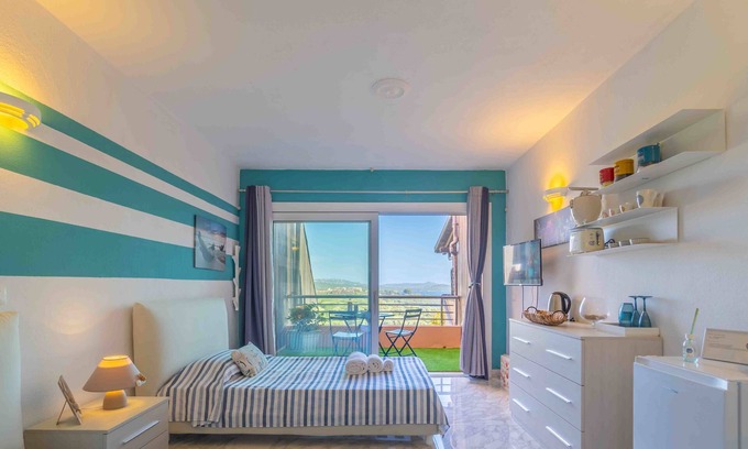 Portisco Apartment | Studio flat with sea view and hydromassage shower