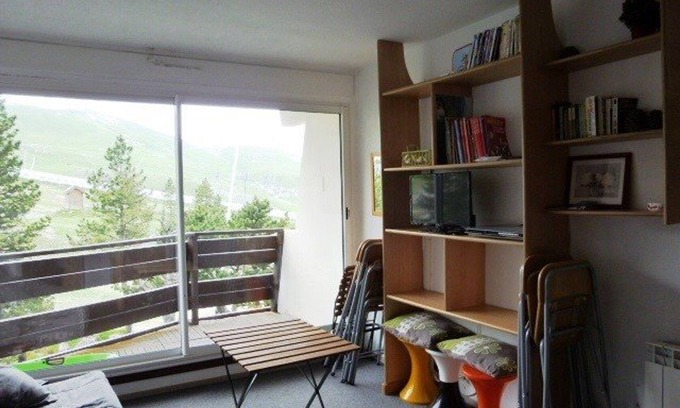 Arette Apartment | Studio for 6 with direct slope access, balcony and free parking