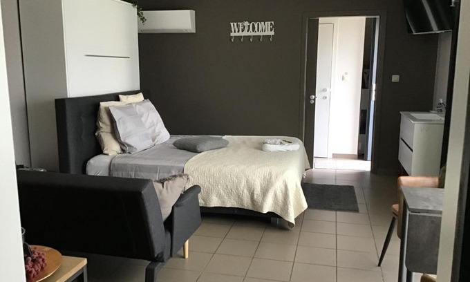 Geel House | Studio Gardenroom Guesthouse De Steenberg met wellness & tuinzicht