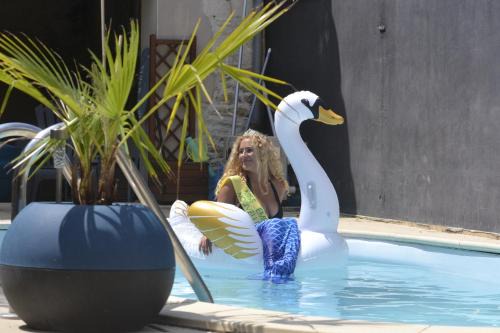 Chef-Boutonne Apartment | Studio Idéal pour 2 à 3 personnes avec une piscine dans la maison principale