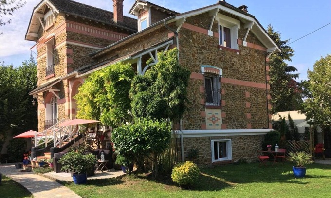 Abbesses Apartment | Studio in magnificent villa near Paris-4 people