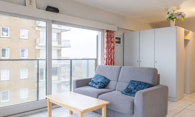Middelkerke Apartment | Studio in Oostende with Stunning Sea View