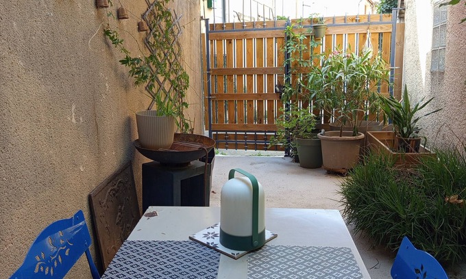 Marguerittes Apartment | Studio in village house with small courtyard