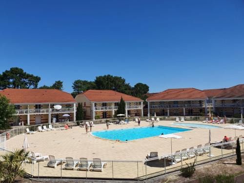 Le Verdon-sur-Mer Apartment | Studio Les Alcyons Studio Cabine by Interhome