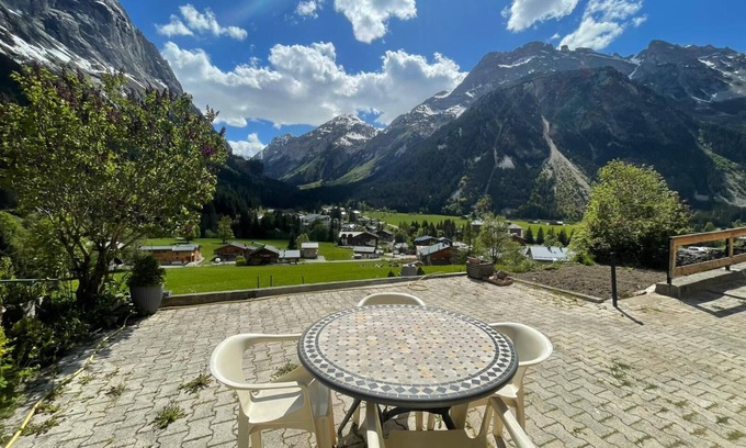 Pralognan-la-Vanoise Apartment | Studio les Bieux in a mountain chalet