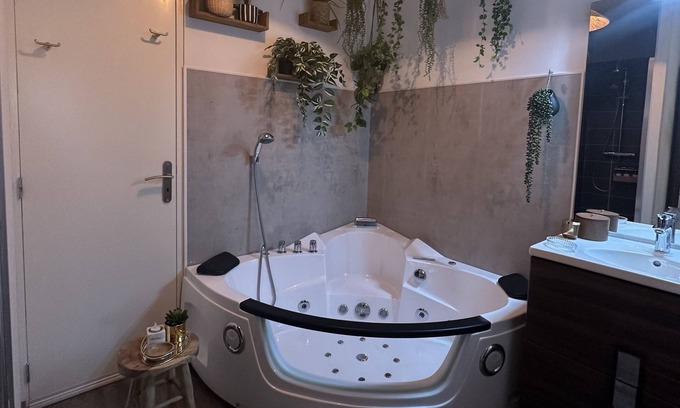 Gaillac Apartment | Studio « Linstant Présent » Balnéothérapie