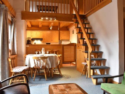Meribel Apartment | Studio mezzanine 5 pers. à Méribel, 100m des pistes, proche commerces - Balcon, parking, casier à skis - FR-1-180-366