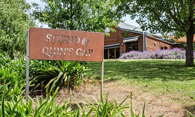 Bright Apartment | Studio @ Quins Gap Retreat