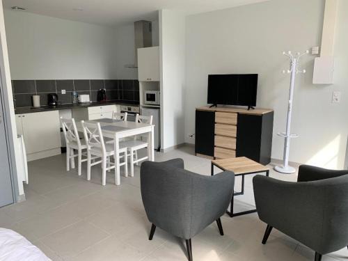 Soligny-les-Etangs Apartment | Studio Saint-Léger