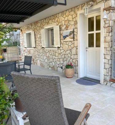 Menton Apartment | Studio Villa la Cigale avec grande Terrasse