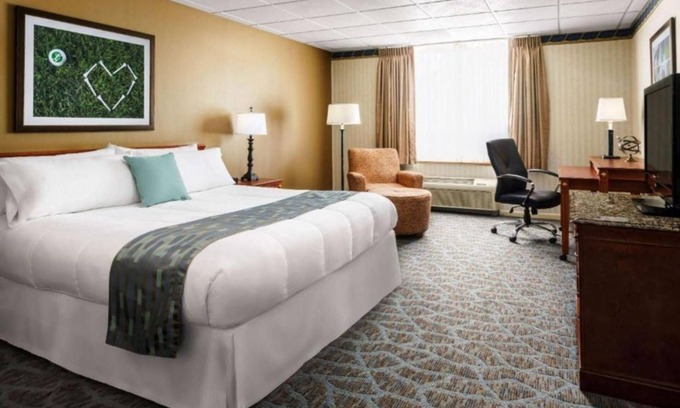 Cheat Lake Apartment | Studio w Indoor Pool & Spa Sauna at Lakeview Golf Resort