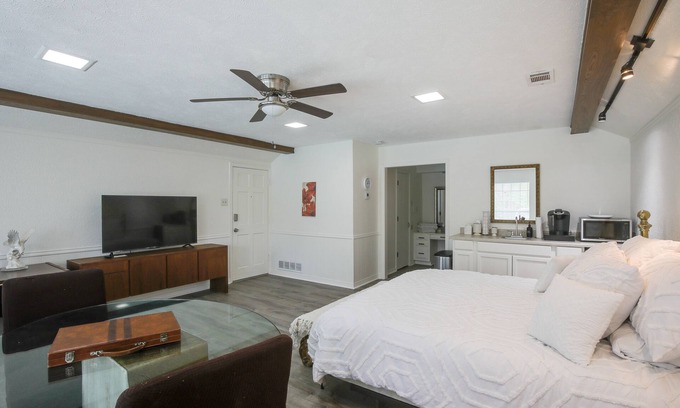 Far North Dallas Apartment | Studio w/Pool - 13 Mi to Downtown Dallas!