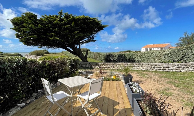 La Cotiniere Apartment | Studio with sea view, direct access to the beach