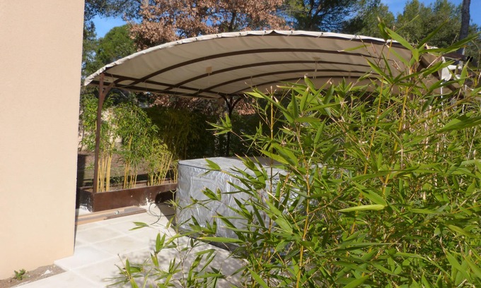 Pernes-les-Fontaines Apartment | STUDIO WITH JACUZZI IN THE SHADOW OF THE CHENES