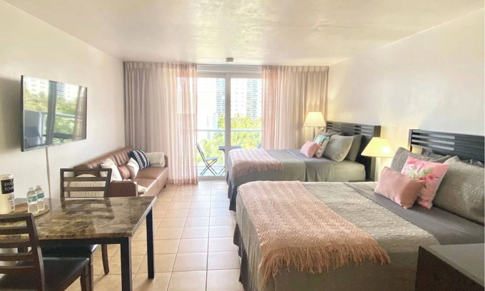Sunny Isles Beach Apartment | Studio with Beach Access and Panoramic City View!