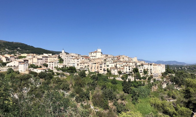 Tourrettes-sur-Loup Apartment | Studio with quiet terrace