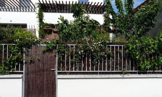 Villejuif Apartment | Studio with garden in a quiet setting just outside Paris