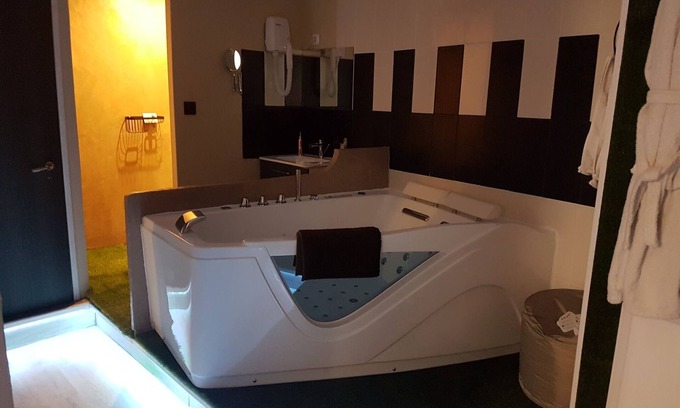 Epernay Apartment | Studio with private jacuzzi, terrace and balcony and billiards