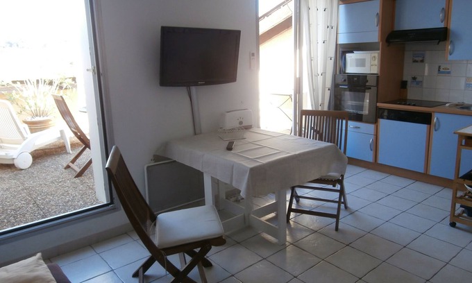 Carqueiranne Apartment | Studio with sea and mountain view terrace