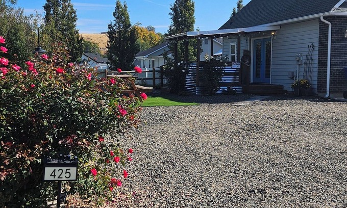 Payette Apartment | Studio with so much to offer! Small family and pet friendly.