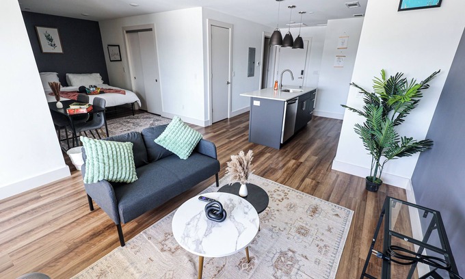 Brewerytown Apartment | StudioAprt QueenBed-WiFi W/D+Parking+Gym