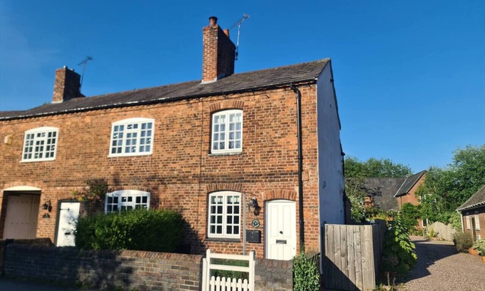 Chester House | Stunning 2 bed cottage | Garden | Village location