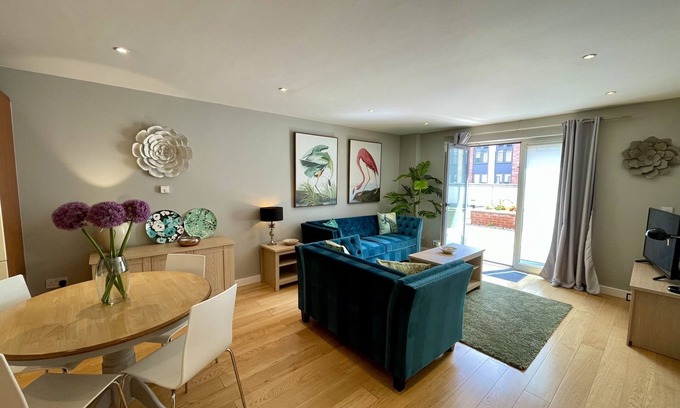 Leamington Spa Apartment | Stunning 2-bed Town Centre Flat - Hosted by Hutch