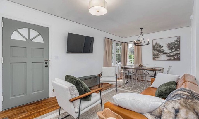 Columbia House | Stunning 3 bed 2 bath close to downtown!