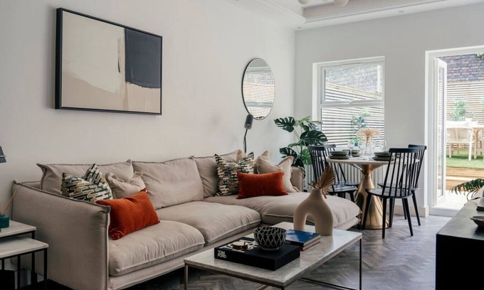 Latchmere Apartment | Stunning 3 bedroom ground floor flat with garden