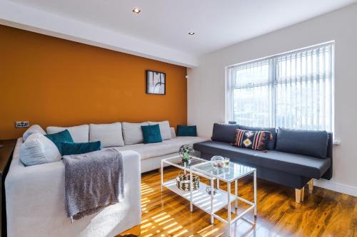 Trafford Apartment | Stunning 3 Bedroom Home In Stretford, Game Room, Summer House, Smart TV, Driveway