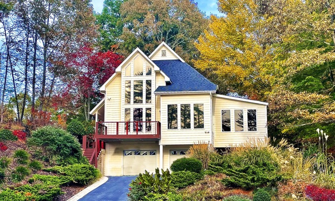 Helen Cabin | Stunning 3 Level Chalet, 3 Miles to Helen, Mountain Views, Fire Pit, Pool, Golf.