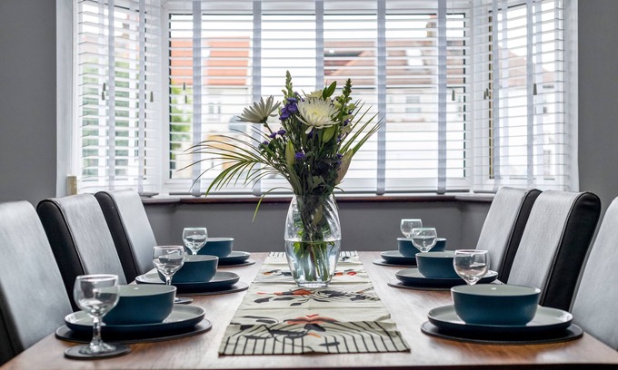 Kew House | Stunning 3BR House w/Garden & Parking in Richmondn