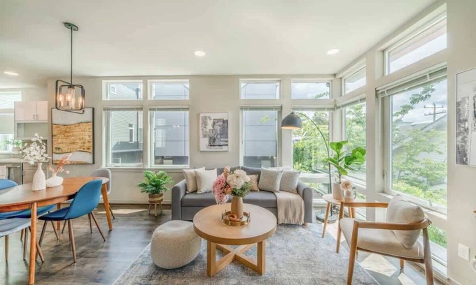 Green Lake Condo | Stunning 3BR Modern Designer TH @ UW & GreenLake