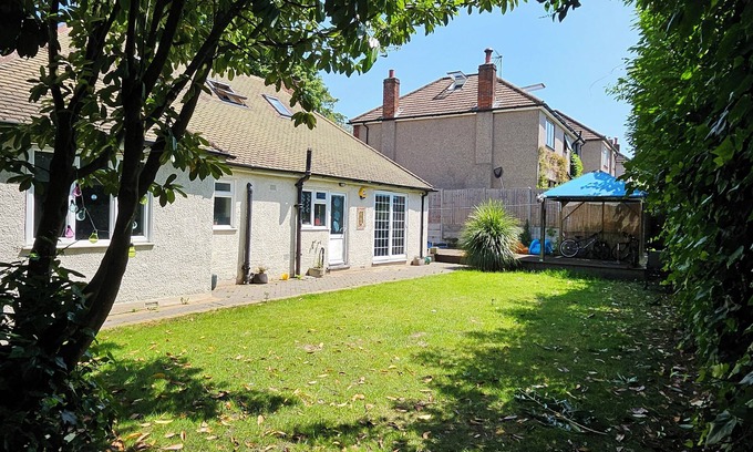 Sutton House | Stunning 4 bed house with huge garden and parking