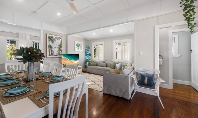 Dicky Beach House | Stunning 4 Bedroom Beach House - Dicky Beach