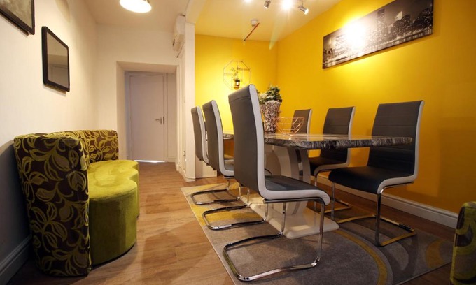 Castle Apartment | Stunning 4 Bedroom Flat with free parking - Near City Centre