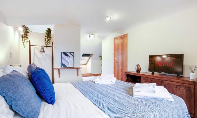 Reading House | Stunning 4 Storey House in Reading w/Parking, Garden, WiFi, Netflix & PS4!