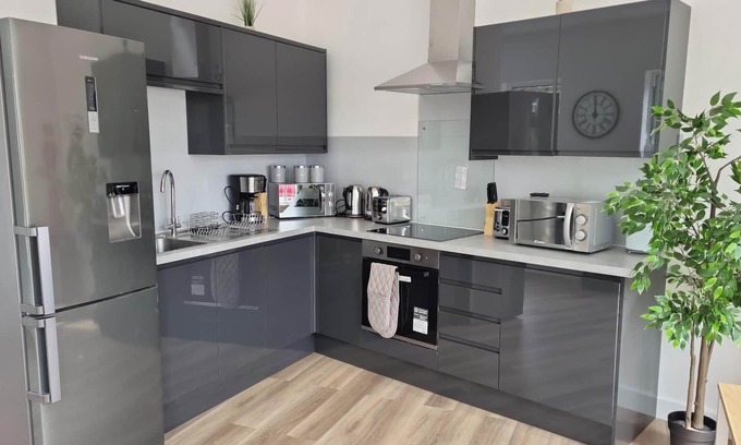 Fulwell and Hampton Hill Apartment | Stunning 6 Bedroom 5 Bathroom Apartment With Free Wi-fi and Parking
