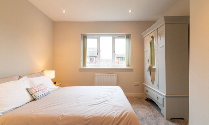 Offerton House | Stunning 6 bedrooms Manchester House Sleep11 Manchester Airport/City Center