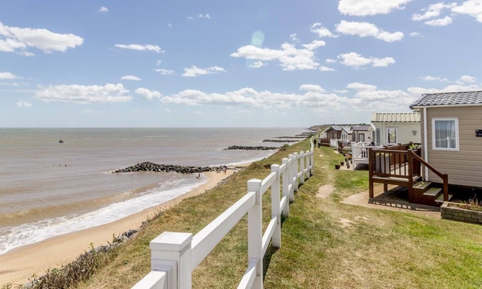 Hopton on Sea House | Stunning 6 berth caravan with sea views & decking at Hopton-on-Sea ref 80023S