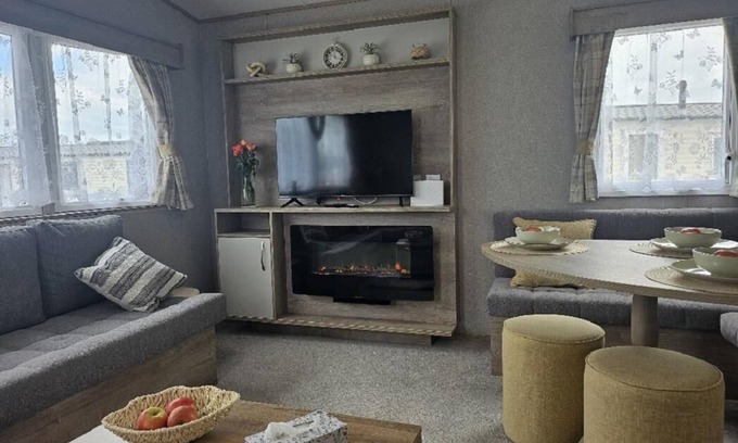 Pakefield House | Stunning 6 berth caravan near to the beach at Pakefield ref 68115CR